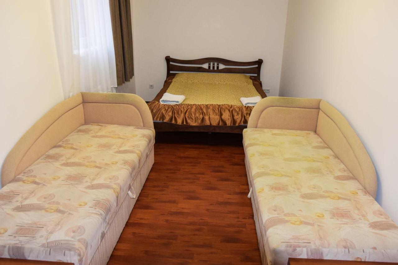Gostynniy Dvir Hostel Ternopil Exterior photo